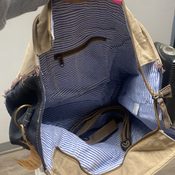 Clea Ray Pret-a-Porter French vintage inspired duffle bag.  NWT. 16”x14”x7” tote - Picture 8 of 10